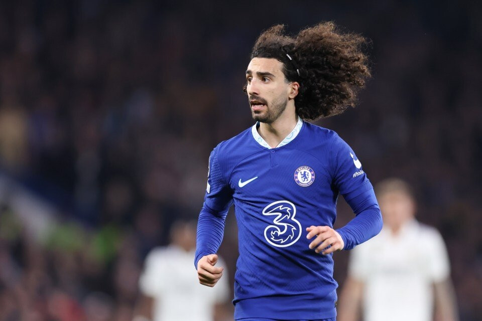 Fan MU choáng với số tiền mượn Marc Cucurella