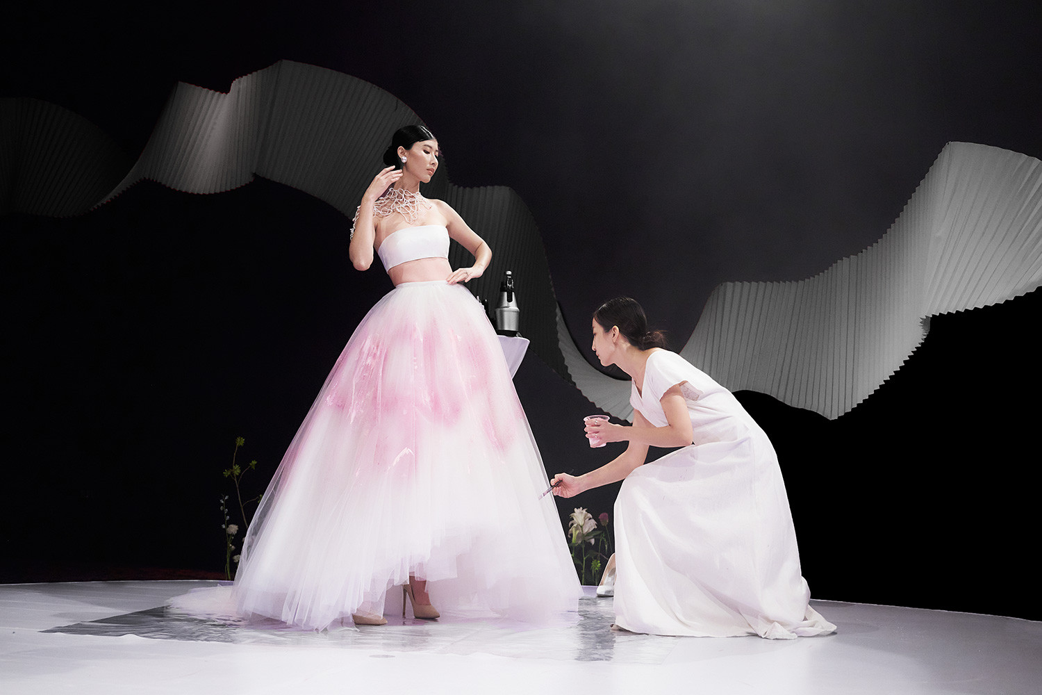 Hoạ sĩ Hàn Quốc vẽ trực tiếp lên váy cưới khi người mẫu trình diễn