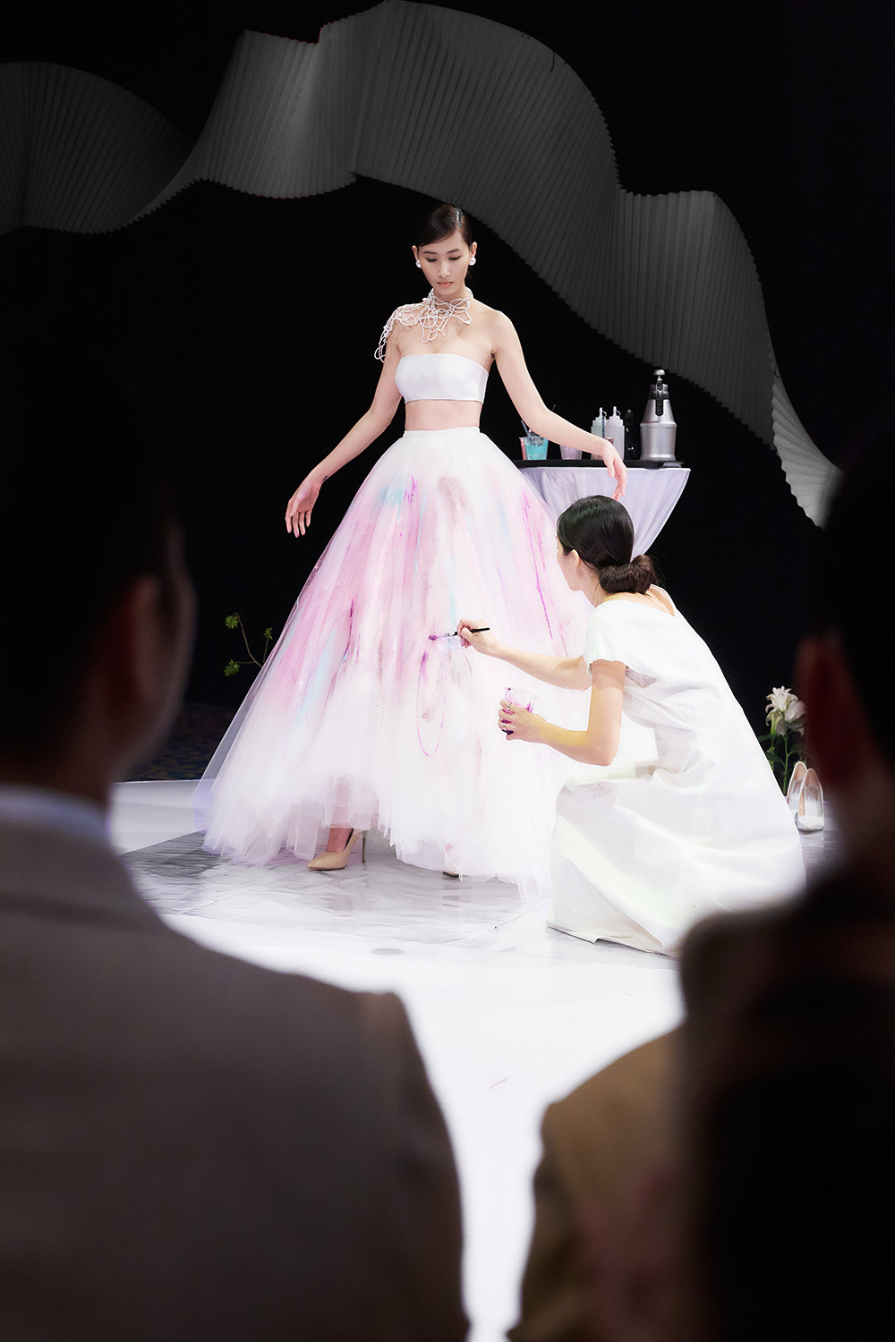 Thôn nữ Trung Quốc nhặt 40 vỏ xi măng bỏ đi làm váy cưới cực chất