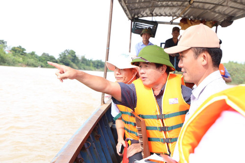 Phó Chủ tịch Đắk Lắk vượt sông Krông Ana tìm nguyên nhân sạt lở