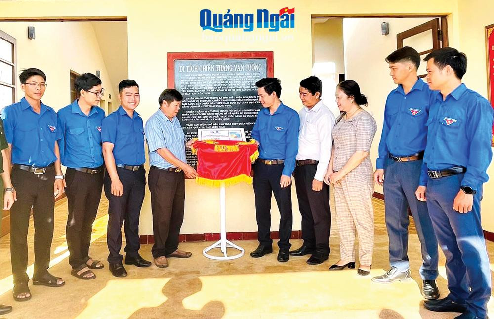 Tuổi trẻ Bình Sơn thực hiện số hóa tại Bảo tàng Chiến thắng Vạn Tường. Ảnh: Hồng Sen.