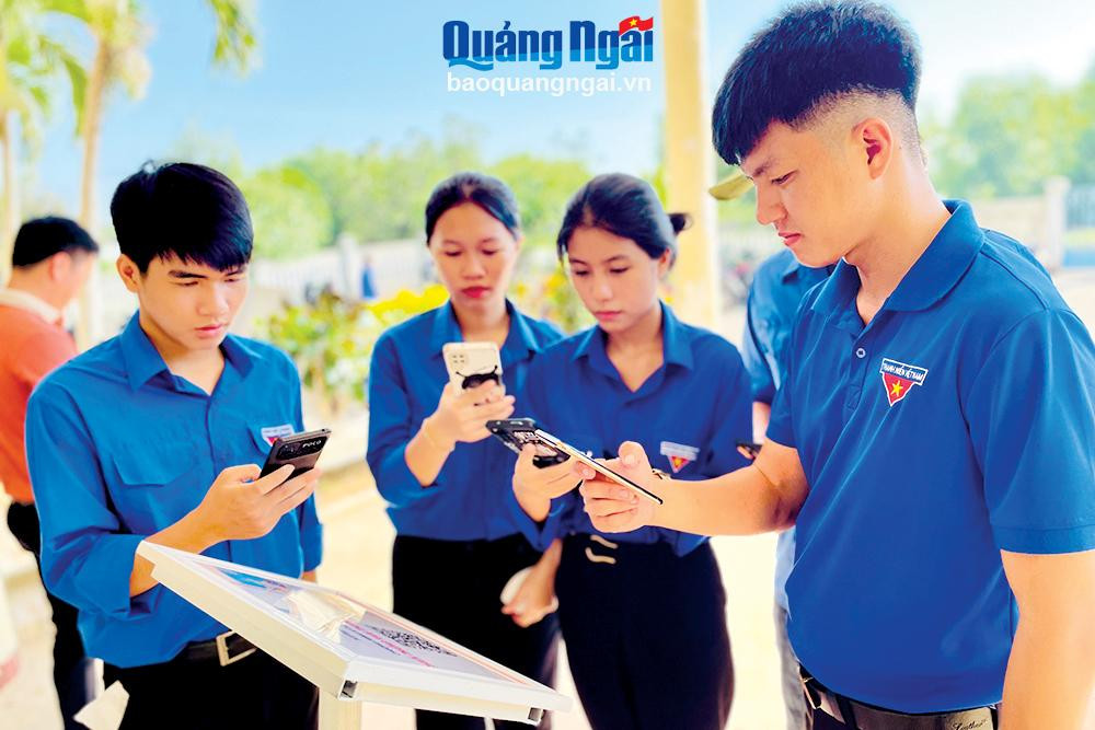 Đoàn viên, thanh niên quét mã QR tìm hiểu thông tin về Di tích Chiến thắng Vạn Tường (Bình Sơn). Ảnh: H.Sen