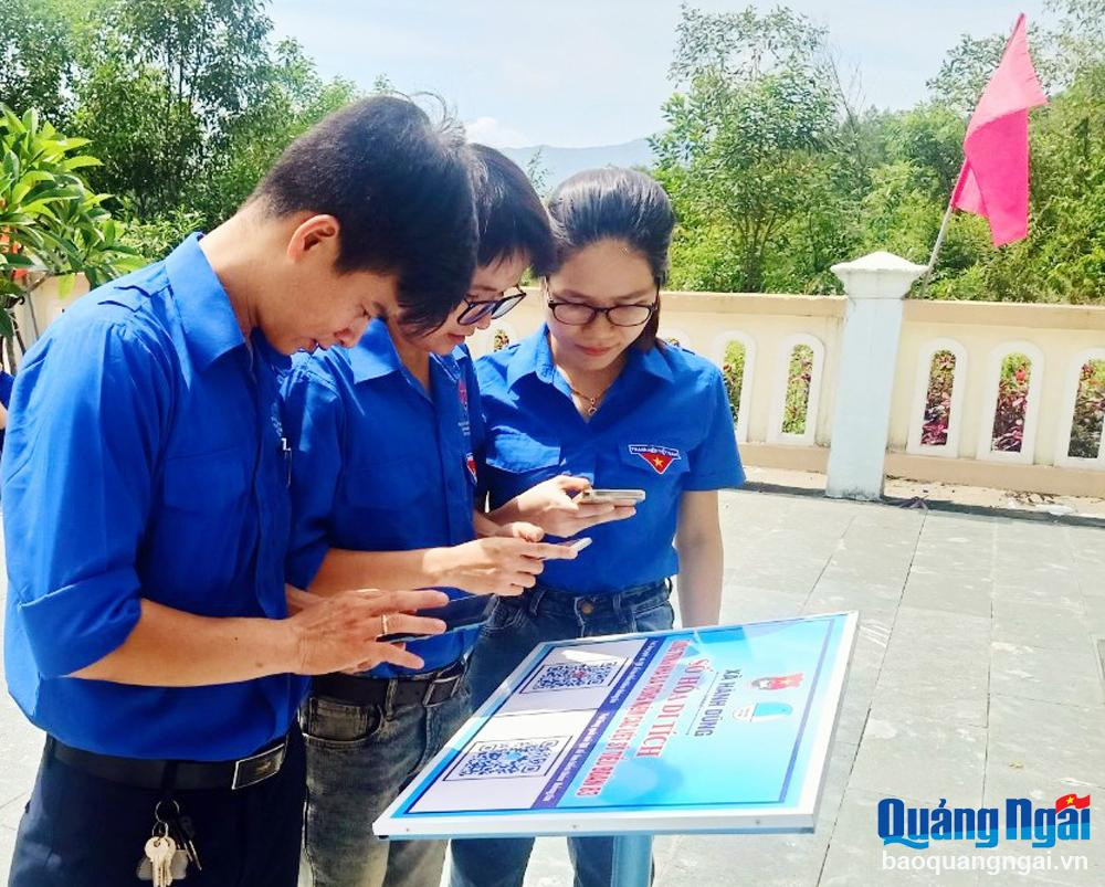 Nhà bia tưởng niệm các liệt sĩ Tiểu đoàn 83 đã được Huyện đoàn Nghĩa Hành số hóa, giúp quá trình tìm hiểu di tích được dễ dàng. Ảnh: PV