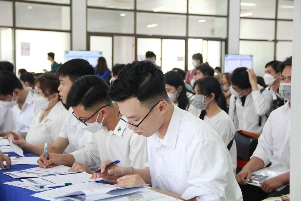 Tân sinh viên phải nộp hàng chục triệu đồng học phí ngày nhập học