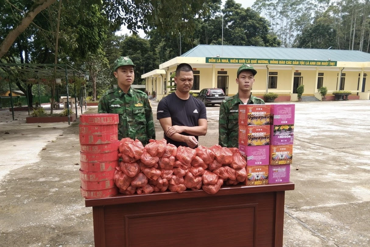 Triệt phá đường dây buôn bán thuốc lá và pháo lậu quy mô lớn