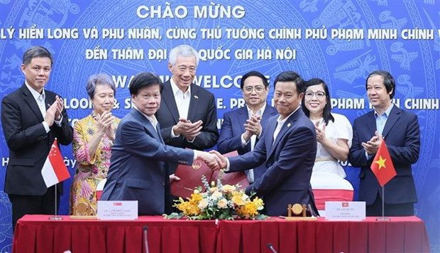 Vietnamese, Singaporean PMs meet with students in Hanoi hinh anh 2