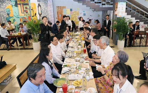 Vietnamese, Singaporean PMs meet with students in Hanoi hinh anh 3