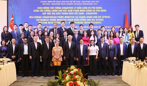 Vietnamese, Singaporean PMs meet with students in Hanoi hinh anh 4