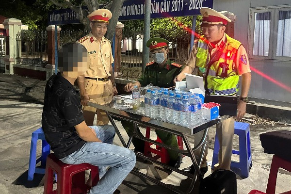 Tài xế ô tô khách dương tính với ma túy: 'Tôi được xe ôm ở bến rủ hút chung'