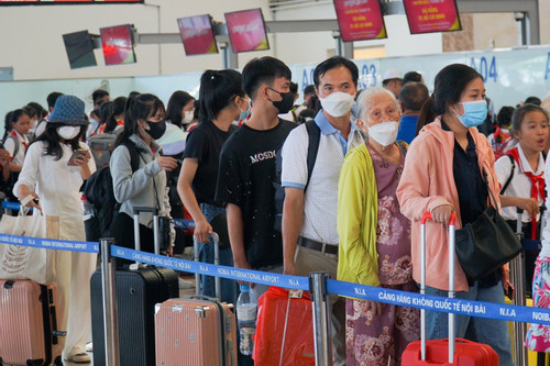 Chưa nghỉ lễ, gần nghìn khách đã xếp hàng chờ check-in tại sân bay Nội Bài