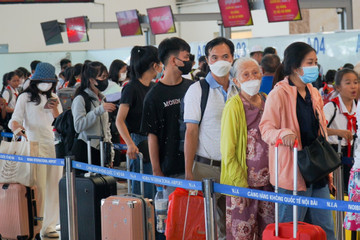 Chưa nghỉ lễ, gần nghìn khách đã xếp hàng chờ check-in tại sân bay Nội Bài