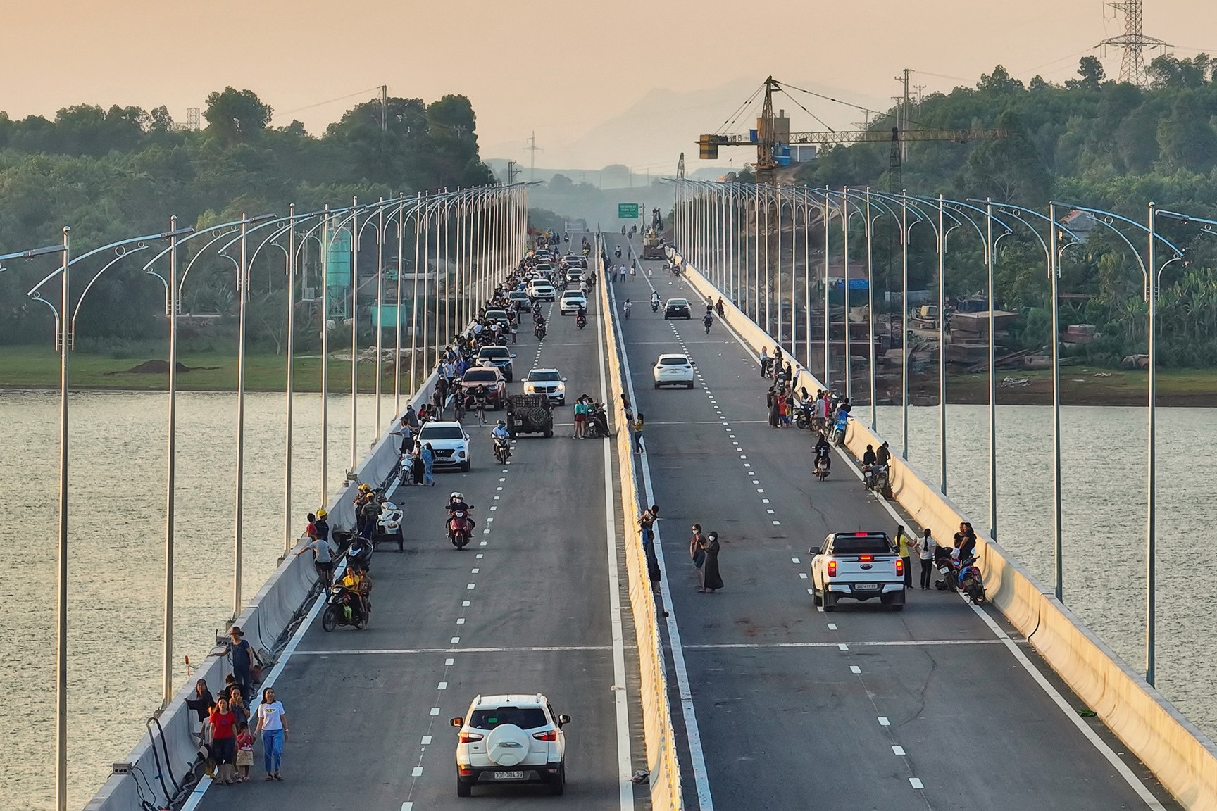'Đổ bộ' lên cao tốc QL45 - Nghi Sơn ngắm cảnh trước ngày thông xe
