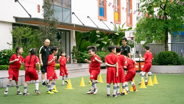 Football academy launched in Vietnam hinh anh 1