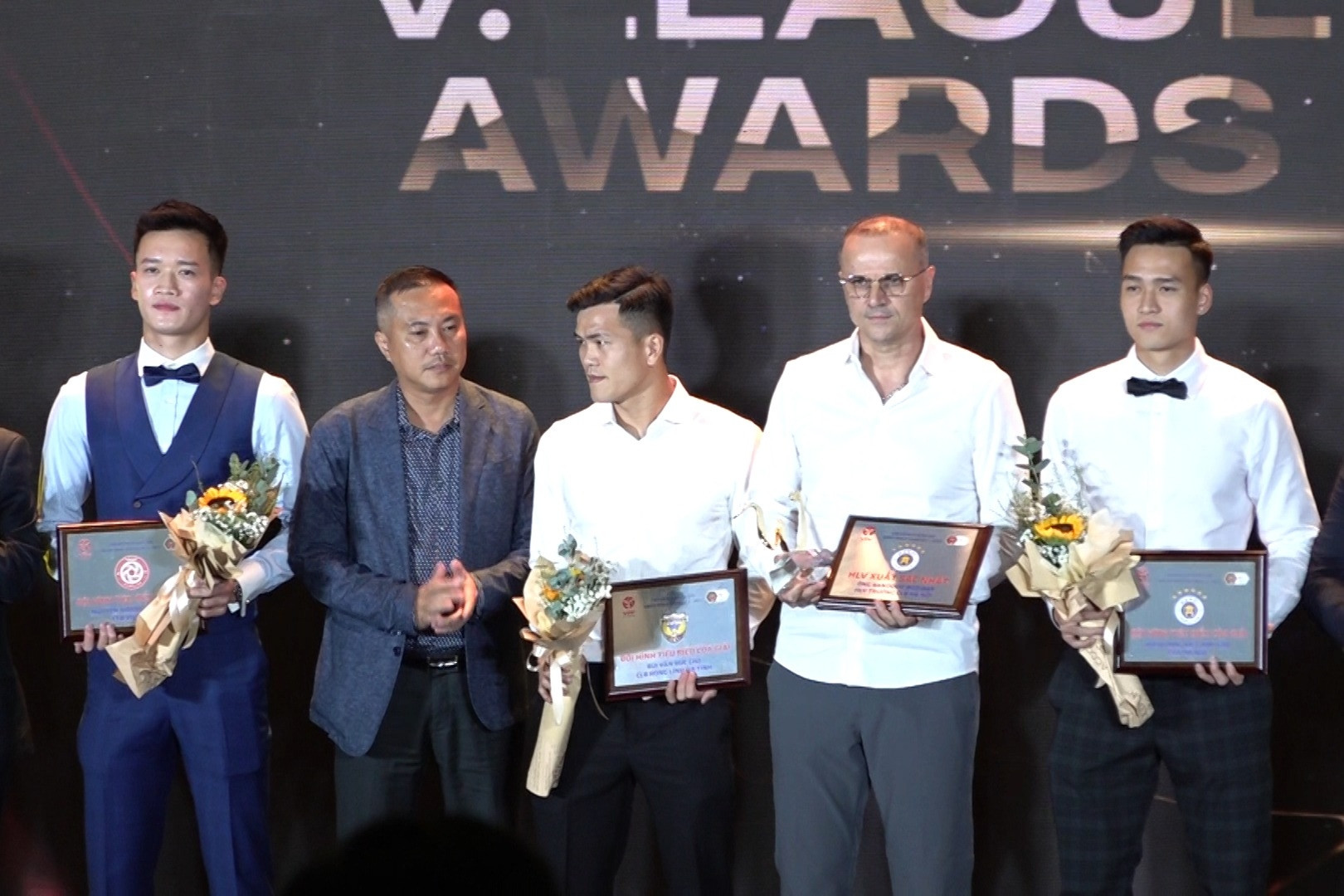 Lộ diện Đội hình tiêu biểu V-League 2023, lí do Văn Quyết 'vắng mặt'