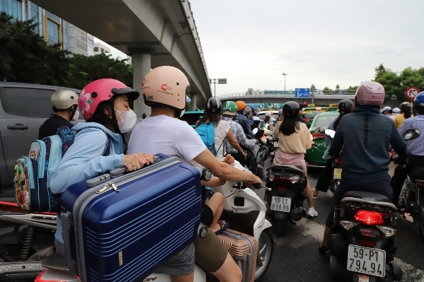 Về quê nghỉ lễ, hàng ngàn người kẹt cứng ở cửa ngõ TP.HCM