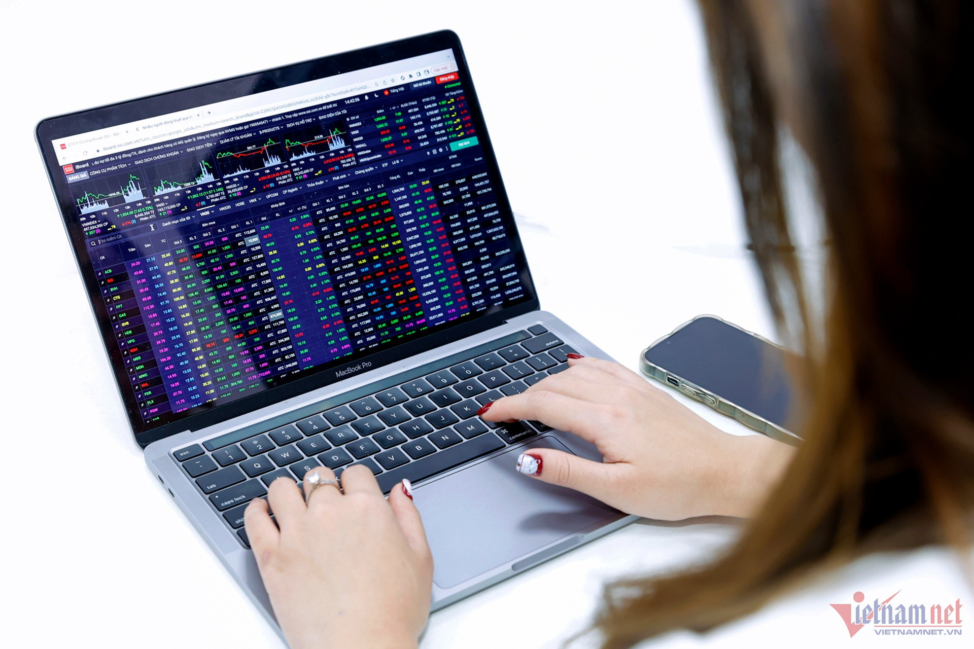 VN Index exceeds 1,200 points, bank shares rise