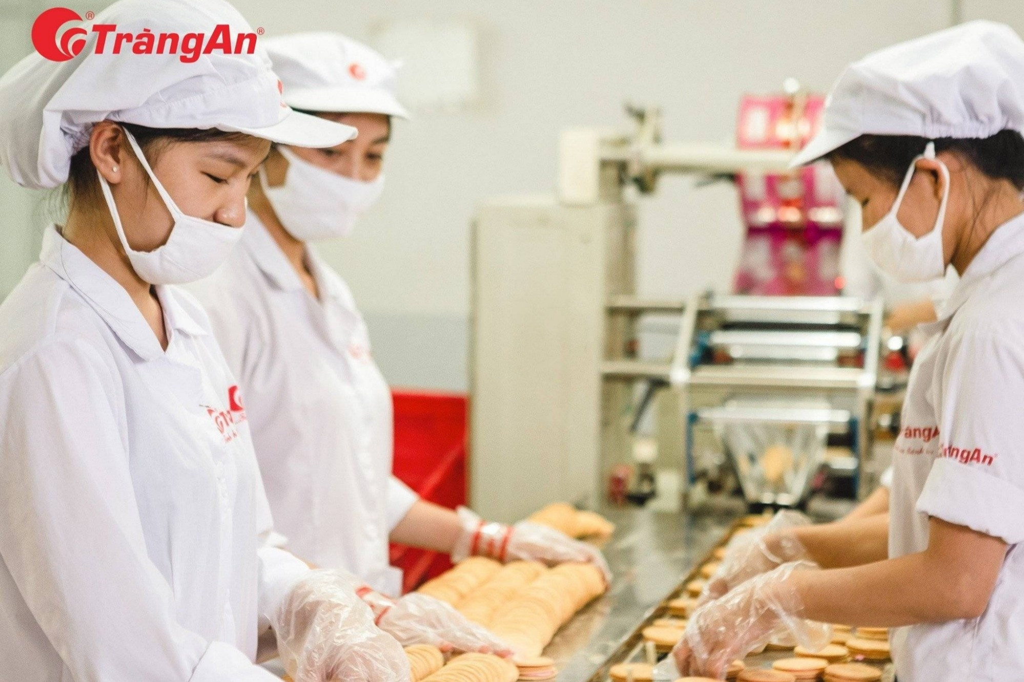 3 khách hàng mua Bánh Pháp Challot trúng giải du lịch châu Âu