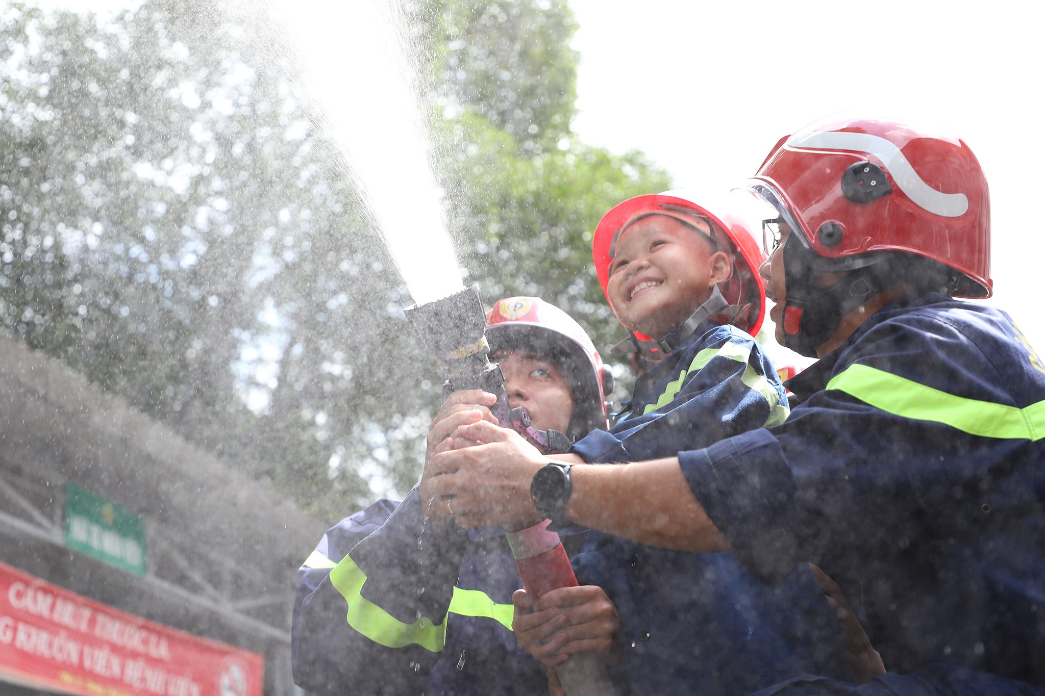 30 chiến sĩ cảnh sát giúp cậu bé ung thư thỏa ước mơ thành lính cứu hỏa