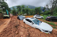 Bản tin chiều 4/8: Hàng loạt ô tô ở Hà Nội bị đất đá vùi lấp