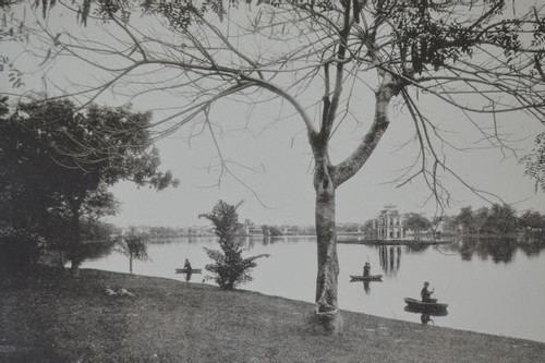 Cảnh người dân chèo thuyền ở Hồ Gươm hơn 100 năm trước