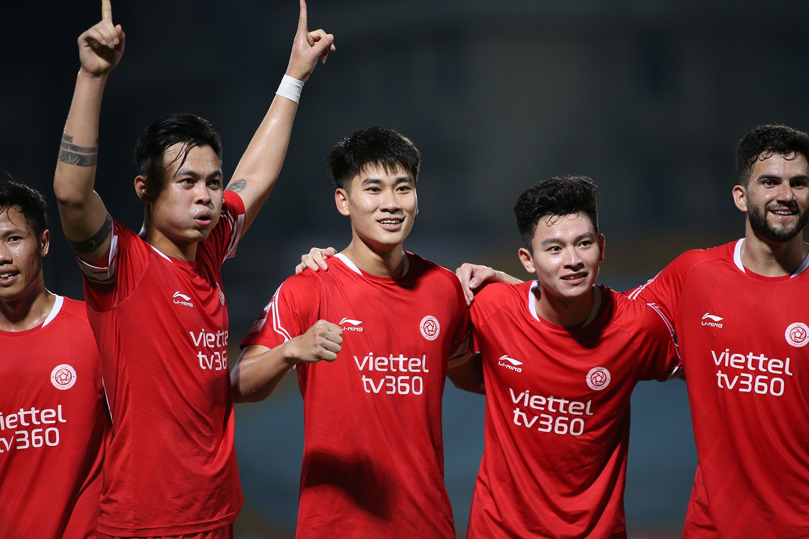 Đua vô địch V-League: Viettel âm thầm chờ 'cướp cờ'