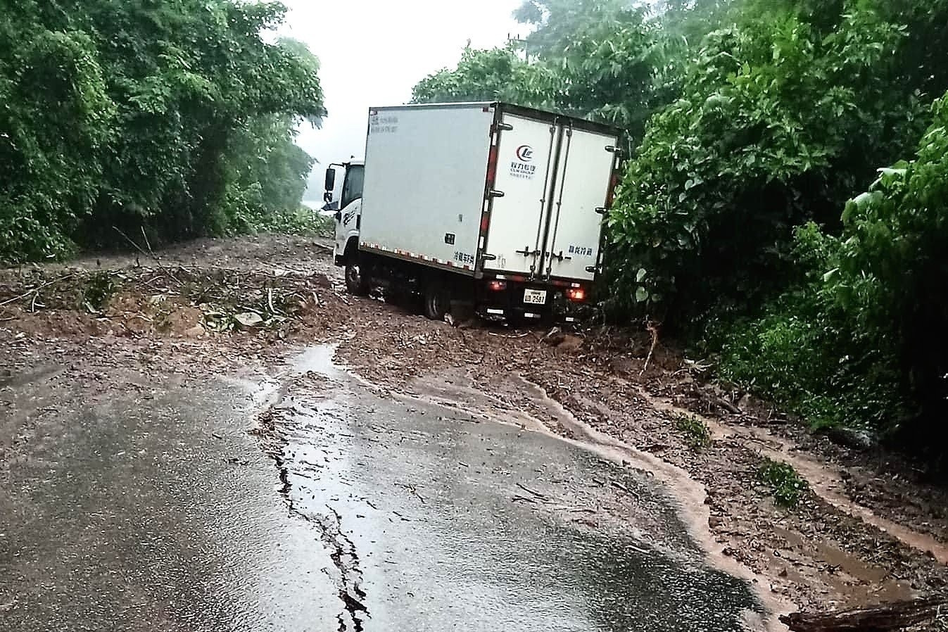 Đường từ Lào về Việt Nam bị sạt lở, nhiều phương tiện và người dân mắc kẹt