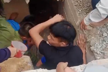 Hàng chục người tập trung cứu nữ điều dưỡng rơi xuống cống sâu