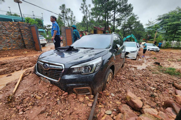 Hàng loạt ô tô ở Hà Nội bị đất đá vùi lấp