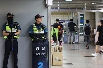 Lao xe và đâm dao ở Hàn Quốc, 14 người bị thương