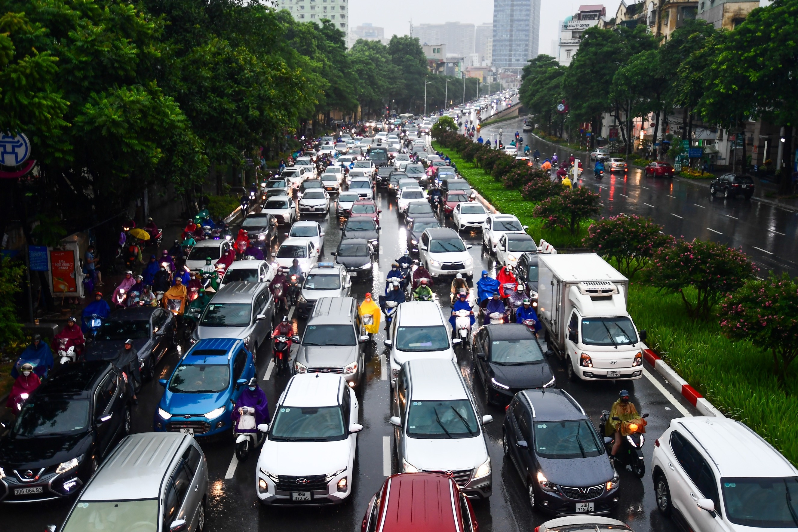 Mưa lớn giờ cao điểm, các ngả đường Hà Nội tê liệt giao thông