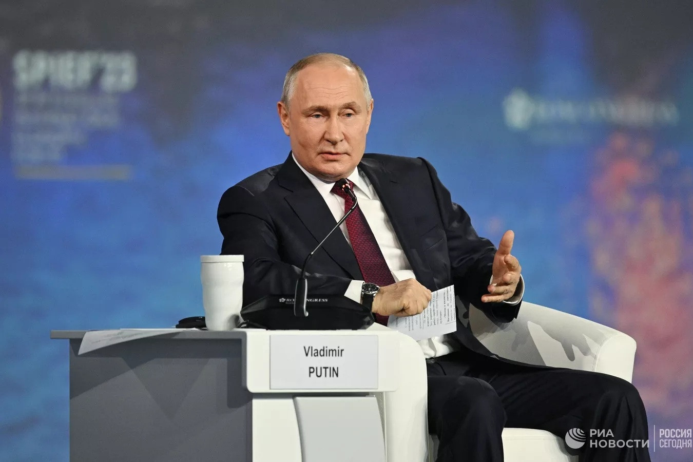 Ông Putin kêu gọi quan chức Nga sử dụng ô tô nội địa
