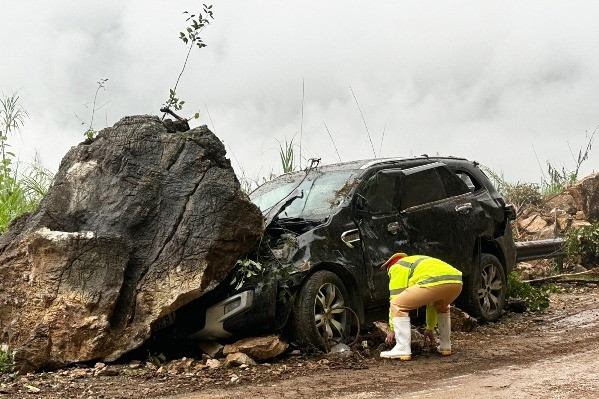 Tảng đá nặng hàng tấn rơi trúng ô tô qua đèo Thung Khe, 4 người thoát chết