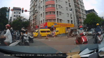Tài xế ô tô bất lực trước cảnh xe máy chờ đèn đỏ dàn kín đường