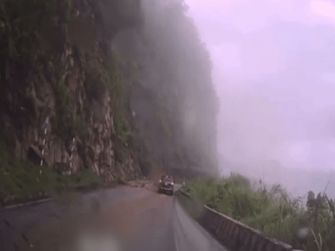 Clip tảng đá nặng hàng tấn rơi trúng ô tô qua đèo Thung Khe