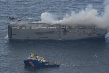 Tàu Fremantle chở gần 4.000 ô tô bốc cháy khó dập tắt vì có tới 498 xe điện