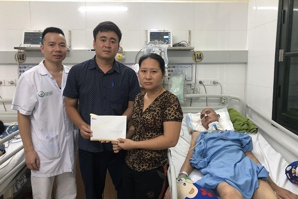 Trao hơn 62 triệu đồng đến anh Nguyễn Văn Bính bị chấn thương sọ não