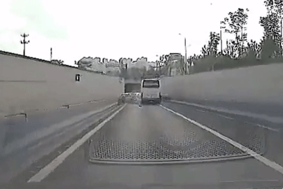 Xe khách bất ngờ đâm hàng loạt ô tô trên đường