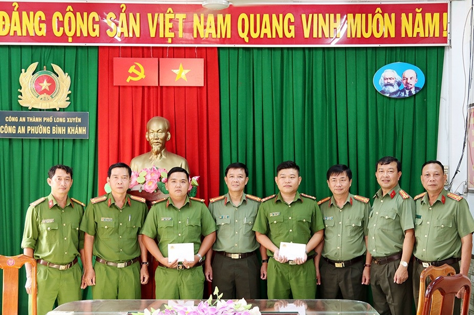 Lãnh đạo công an tỉnh An Giang thăm cán bộ bị thương khi khống chế kẻ 'ngáo đá'