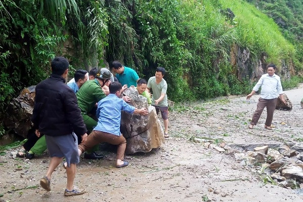 Quốc lộ 6 đoạn qua Hòa Bình tiếp tục sạt lở, đá lăn xuống đường