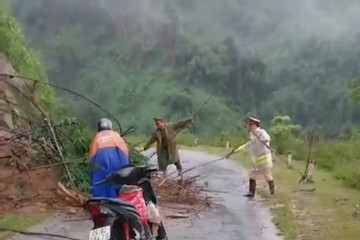 Cảnh sát không ngại nguy hiểm dọn dẹp đường qua điểm sạt lở ở Điện Biên