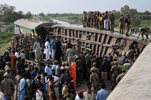 Hiện trường tàu trật đường ray ở Pakistan, ít nhất 30 người thiệt mạng