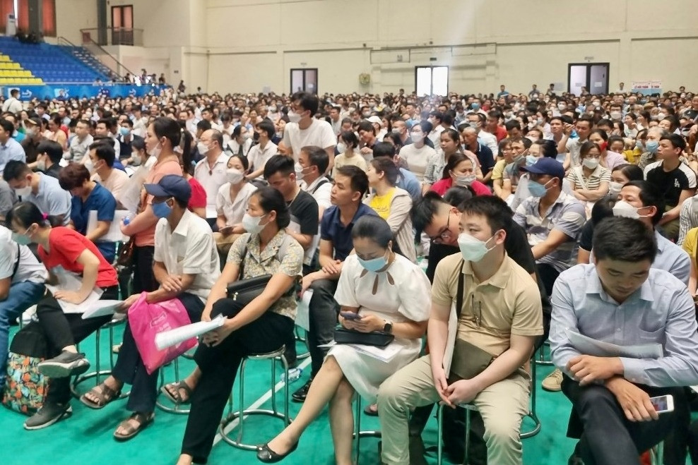 Người giàu xếp hàng mua nhà ở xã hội, có sổ đỏ 300m2 vẫn tranh mua