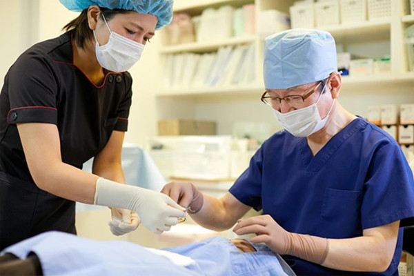 Nhiều trẻ em Nhật phẫu thuật thẩm mỹ từ khi học cấp 1, 2