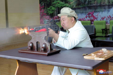 NLĐ Kim Jong Un đi thị sát, yêu cầu các nhà máy sản xuất vũ khí tăng công suất