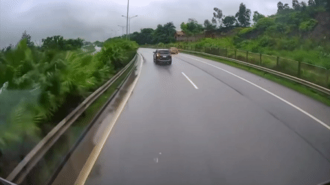 Ô tô bỗng dưng quay đầu trên cao tốc Hà Nội-Thái Nguyên suýt gây họa