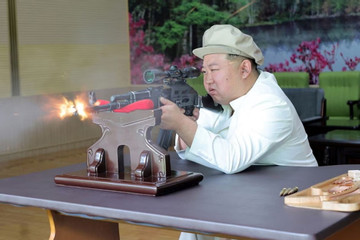 Ông Kim Jong Un bắn thử súng khi tới thăm nhà máy sản xuất vũ khí