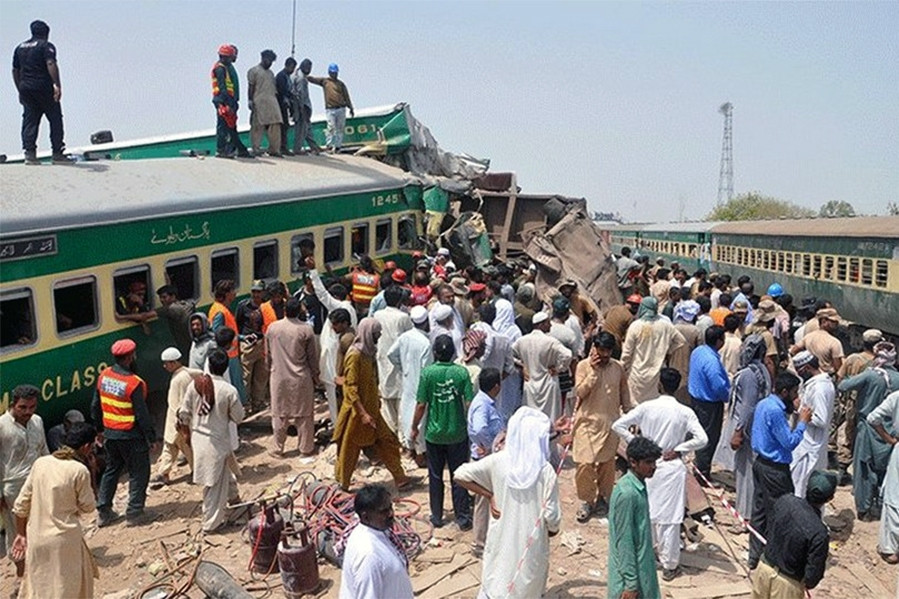 Tàu hỏa trật bánh ở Pakistan, ít nhất 69 người thương vong