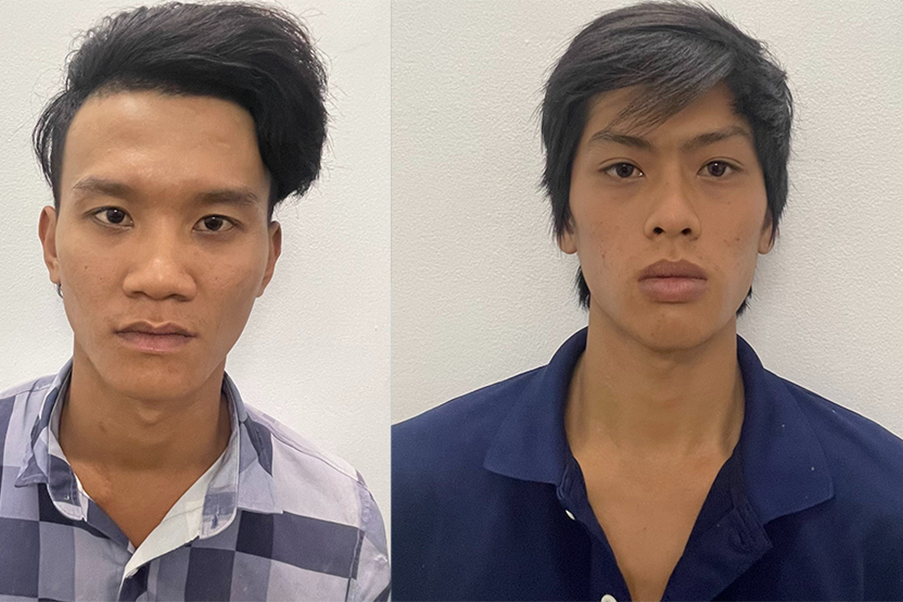 Bị nhắc vì nẹt pô xe, 2 thanh niên quay lại chém cửa nhà dân ở TP.HCM
