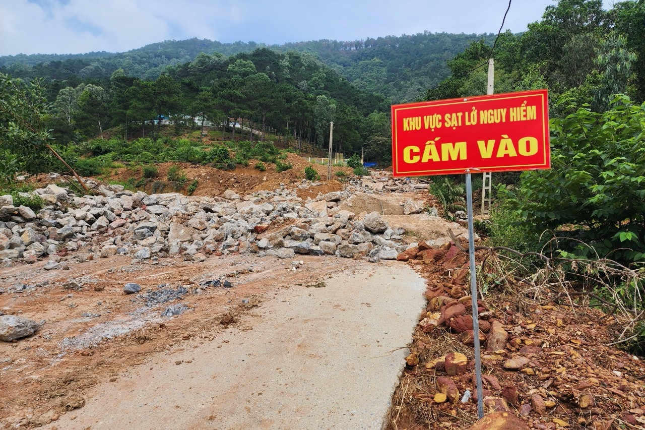 Hàng loạt công trình vi phạm quanh điểm sạt lở vùi lấp ô tô ở Hà Nội