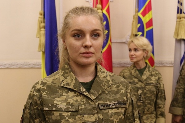 Hình ảnh các nữ binh sĩ Ukraine trong bộ quân phục thiết kế riêng